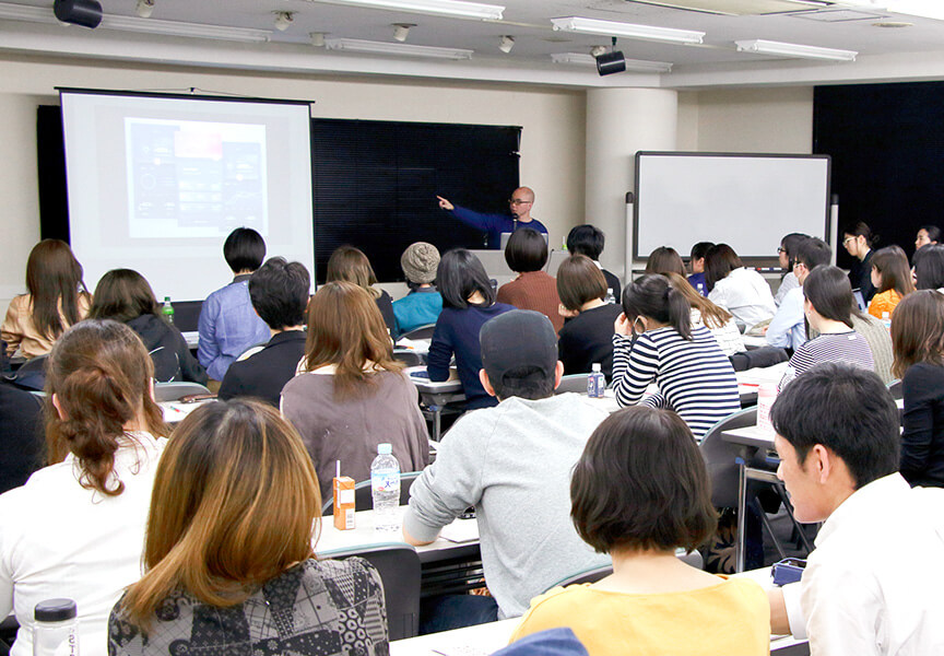 会議室でプレゼンを聞く参加者たち