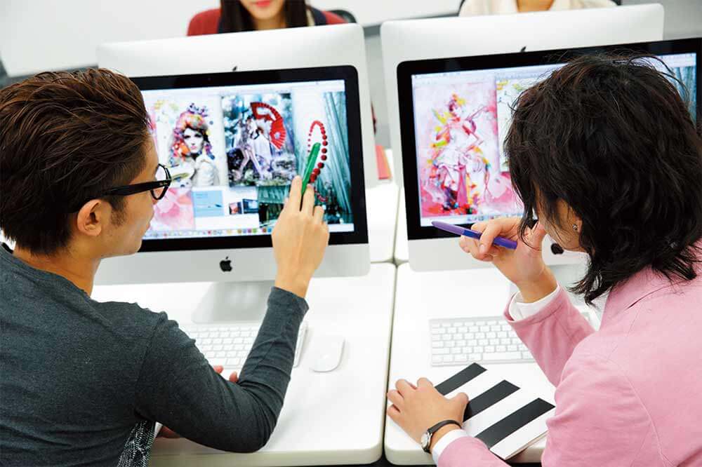 デジタルアートについて話し合う学生たち
