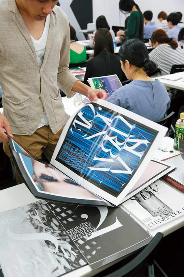 教室で雑誌を手に取る学生たち