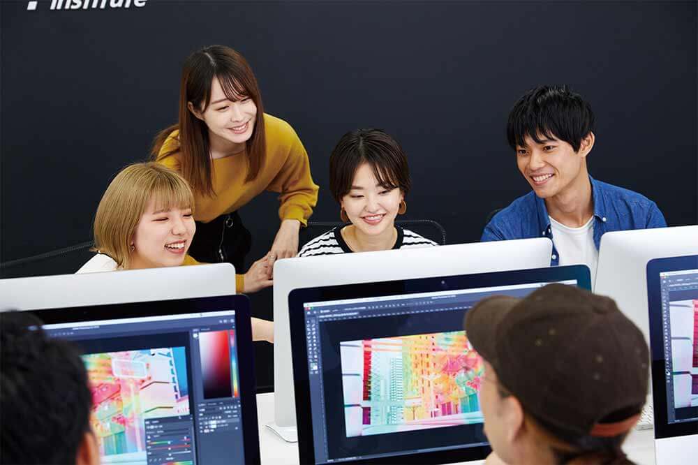 コンピューターでデザインを学ぶ学生たち
