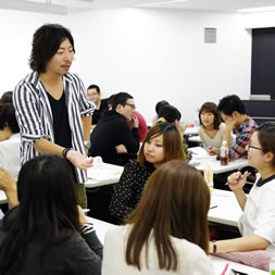 株式会社バーグハンバーグ代表 シモダテツヤ氏の顔写真